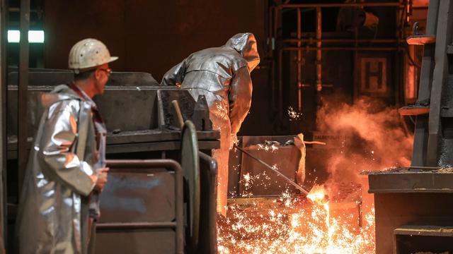 Stahlarbeiter ziehen im Stellwerk von Thyssenkrupp eine Probe. 