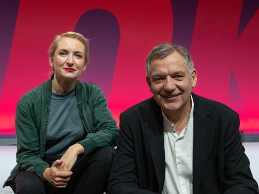 Sachsen-Anhalt, Halle (Saale): Ines Schwerdtner (l) und Jan van Aken, neue Parteivorsitzende der Linken, sitzen an der Bühne des Bundesparteitages der Partei Die Linke. 