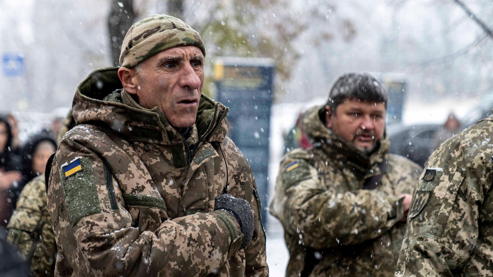 Ukrainische Sodlaten stehen im Schnee während der Feierlichkeiten zum Tag der Würde und Freiheit in Kiew. 