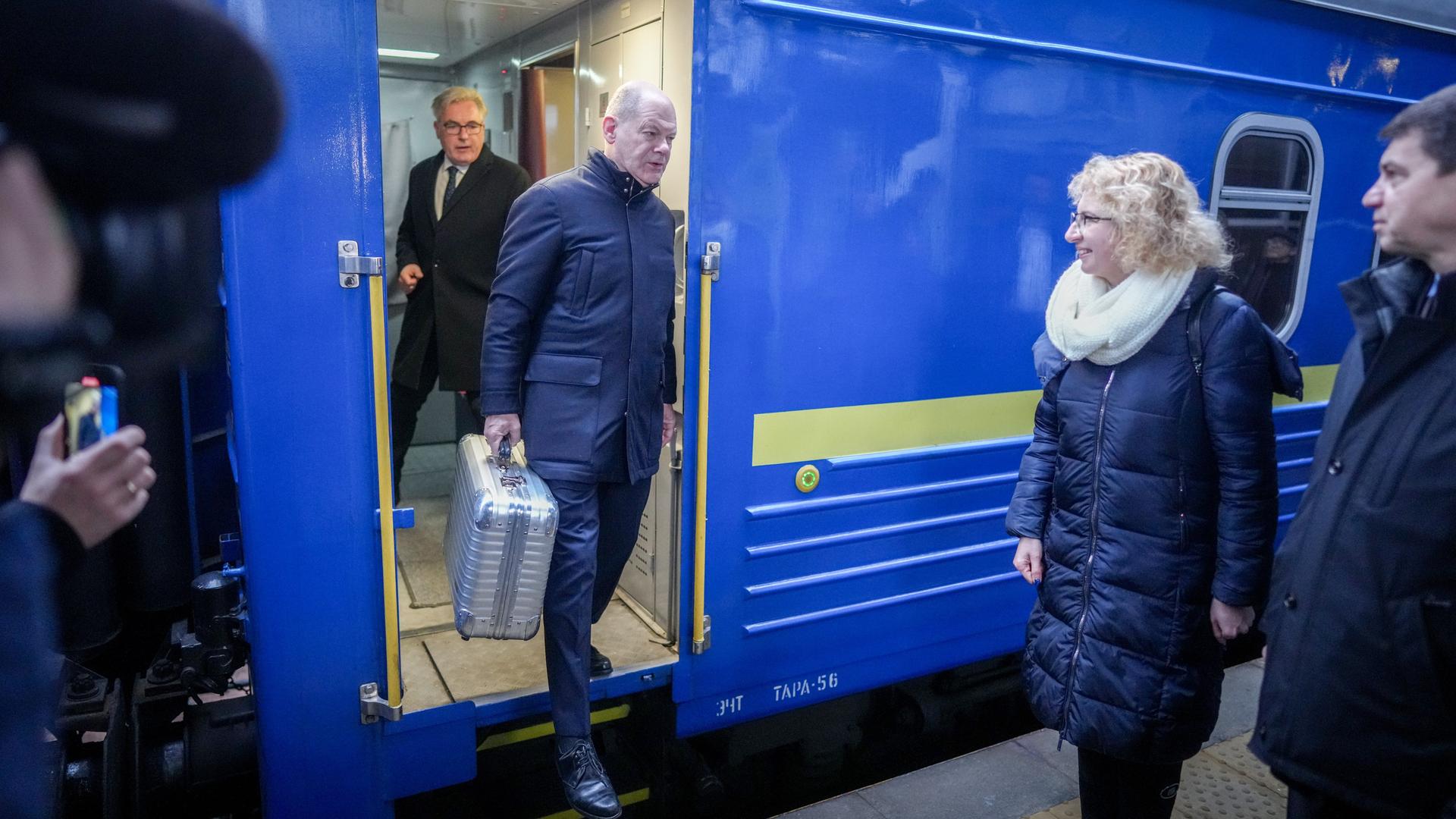 Bundeskanzler Olaf Scholz (SPD) kommt mit einem Sonderzug auf dem Zentralbahnhof der ukrainischen Hauptstadt Kiew an.