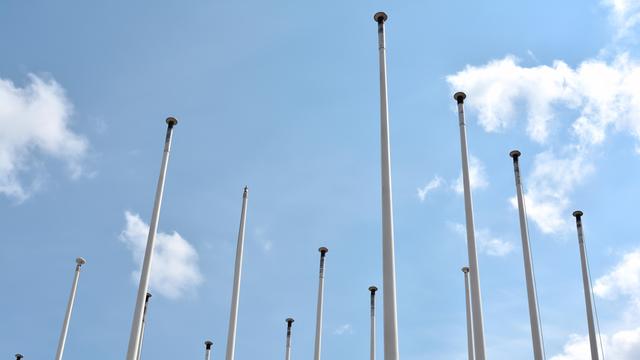 Leere Fahnenmasten vor blauem Himmel (in Berlin)