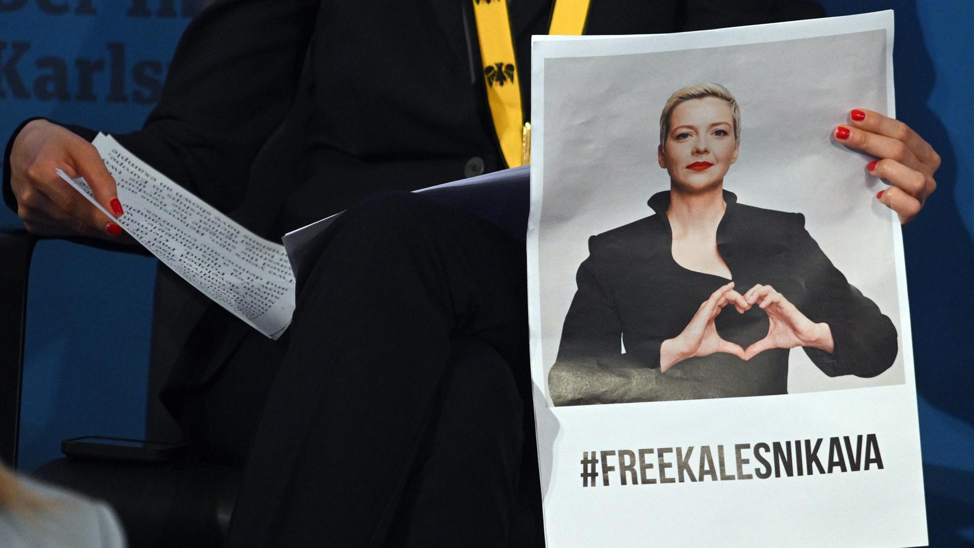 Ein Bild der Oppositionellen Maria Kolesnikowa mit der Unterschrift #freekalesnikawa