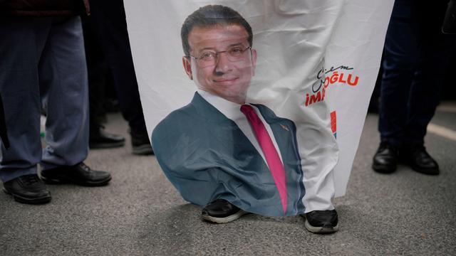 Auf einem Transparent ist das Foto des türkischen Oppositionspolitikers Ekrem Imamoglu von der CHP zu sehen.