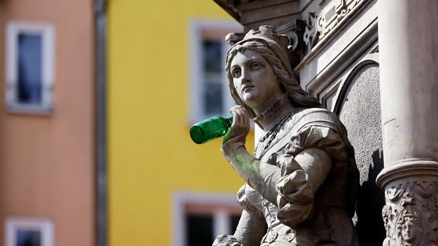 Die Statue der Griet am Jan von Werth-Brunnen auf dem Altermarkt hat jemand als Scherz eine leere Bierflasche in die Hand gedrückt.