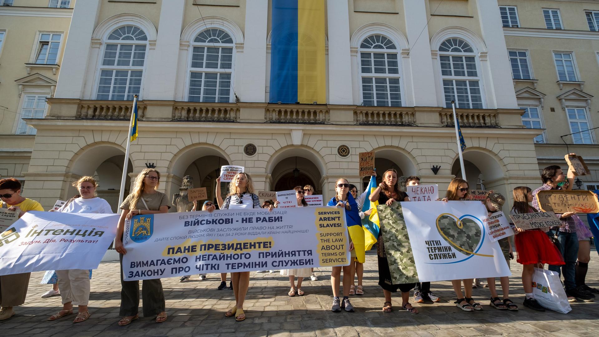 Soldatenfrauen und ihre Kinder demonstrieren vor dem Rathaus in Lwiw für die Heimkehr ihrer Männer und Väter von der Front. 