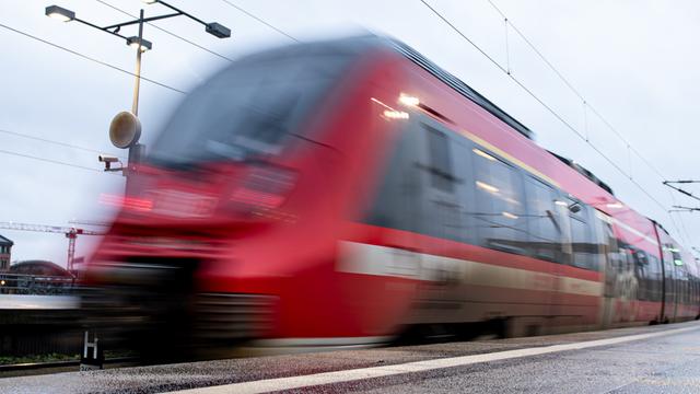 Ein Zug der Deutschen Bahn fährt aus dem Hauptbahnhof Berlin.