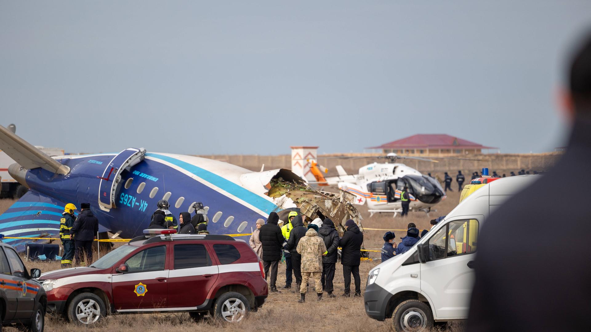 Einsatzkräfte am Wrack des aserbaidschanischen Linienflugzeugs an der Absturzstelle.