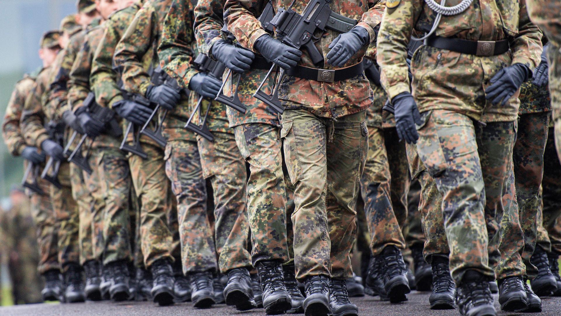 Soldaten während eines Aufstellungsappells der Bundeswehr von Reservistinnen und Reservisten in der Lützow-Kaserne in Münster, 2023.