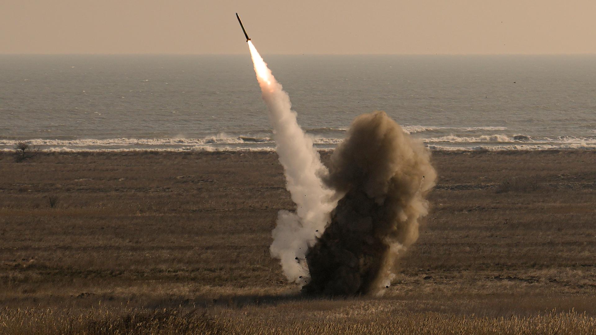 Raketenstart von einem französischen System während einer Übung am rumänischen Capu Midia an der Schwarzemeerküste am 9. Februar 2023.