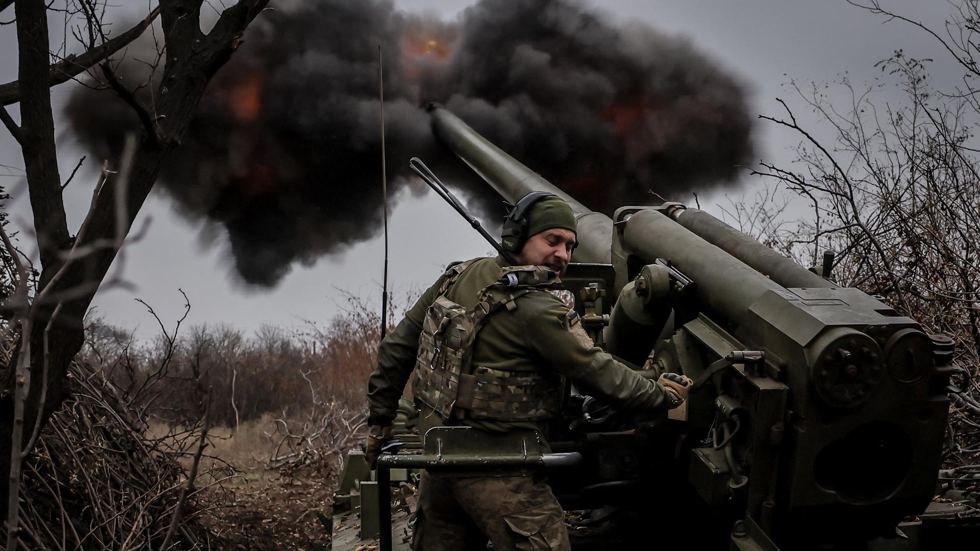 Ein ukrainischer Soldat feuert eine Kanone ab.