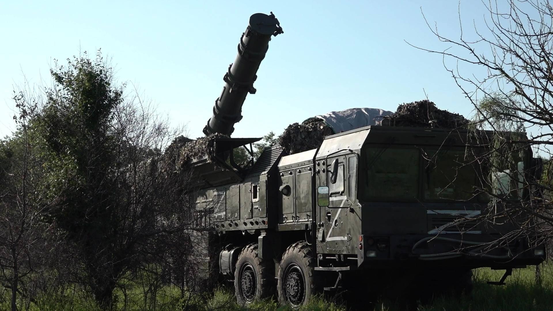 Auf einem Militärfahrzeug ist während eines Manövers eine Rakete befestigt.