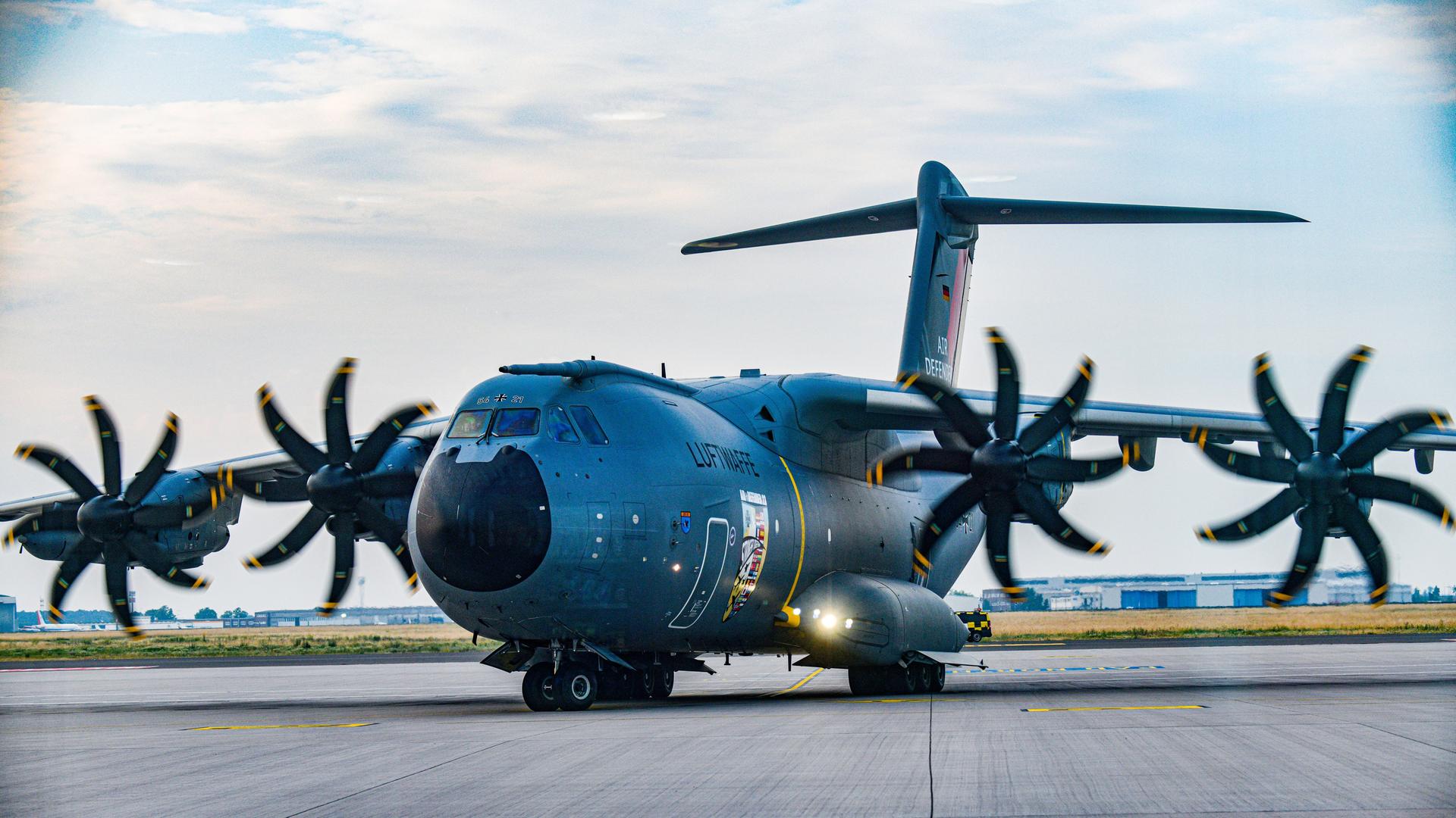 Ein Airbus A400M der deutschen Luftwaffe steht mit laufenden Propellern auf dem Fliegerhorst in Jagel/Deutschland. Das Flugzeug nimmt am Manoever "Air Defendeer" teil. Mit dabei sind 25 Staaten - vor allem aus der Nato - mit 250 Flugzeugen und fast 10 000 Soldaten. Es sind etwa 2000 Fluege geplant. Es handelt sich um die groesste Verlegeuebung von Luftstreitkraeften seit Bestehen der Nato, fotografiert am 20. Juni 2023 in Jagel. Deutschland.