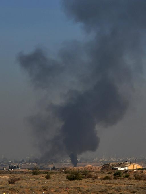 Nach einem israelischen Bombenangriff auf eine syrische Militärbasis in der Nähe von Damaskus steigt eine Rauchsäule in den Himmel.