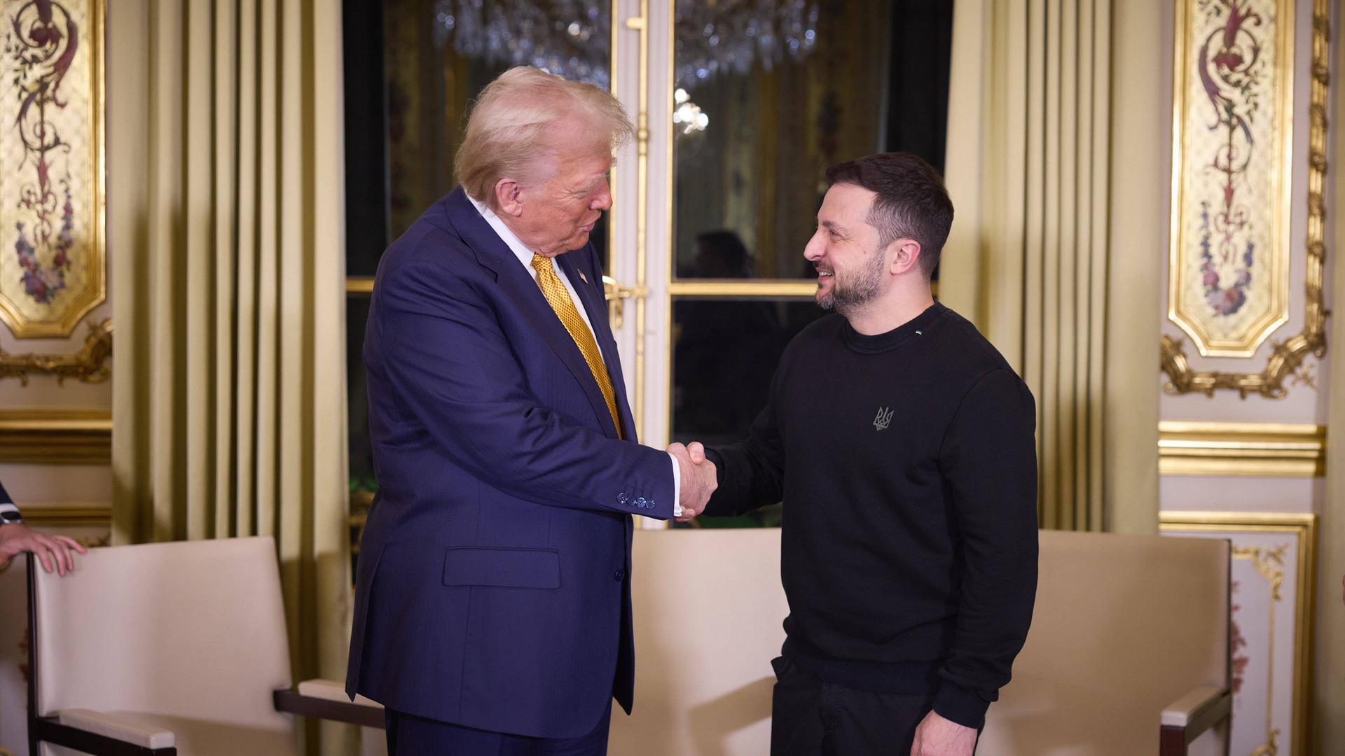 Der ukrainische Präsident Selenskyj (R) und der designierte US-Präsident Donald Trump (L) schütteln sich nach ihrem Treffen im Präsidentenpalast Elysee in Paris, Frankreich, am 07. Dezember 2024 die Hände.