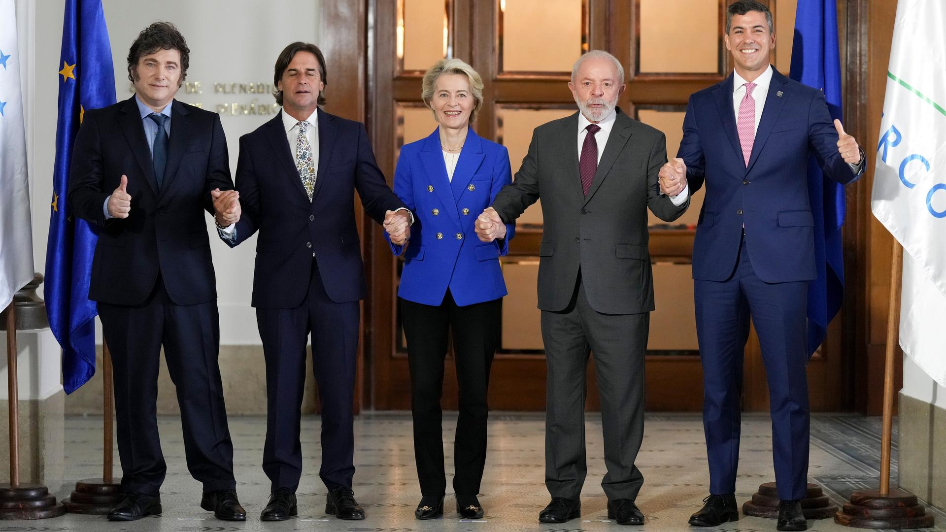 Argentiniens Präsident Javier Milei, Uruguays Präsident Luis Lacalle Pou, die EU-Kommissionspräsidentin Ursula von der Leyen, der brasilianische Präsident Luiz Inacio Lula da Silva und Paraguays Präsident Santiago Pena.