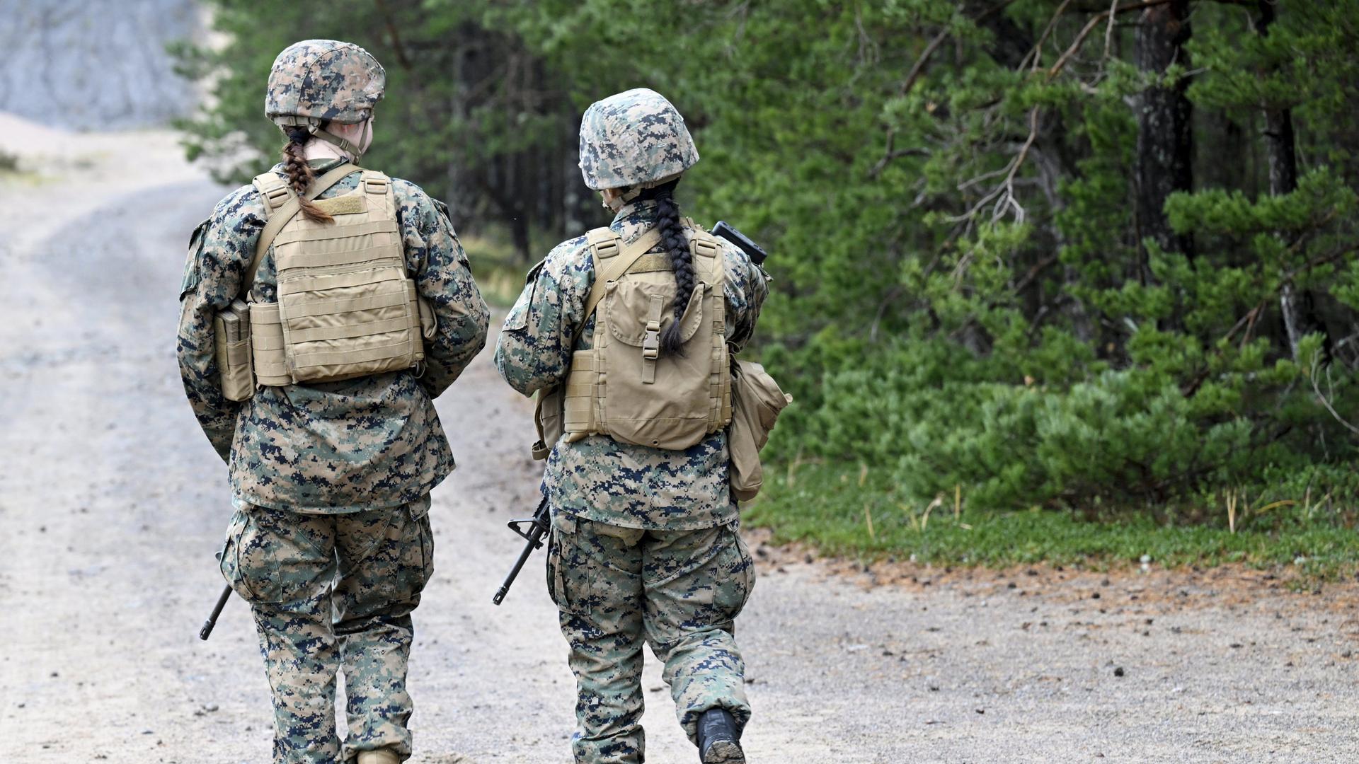 Mitglieder der Nyland-Brigade und des United States Marine Corps, Combat Logistics Battalion 6, bei einer Übung auf dem Truppenübungsplatz Syndalen in Hanko, Finnland