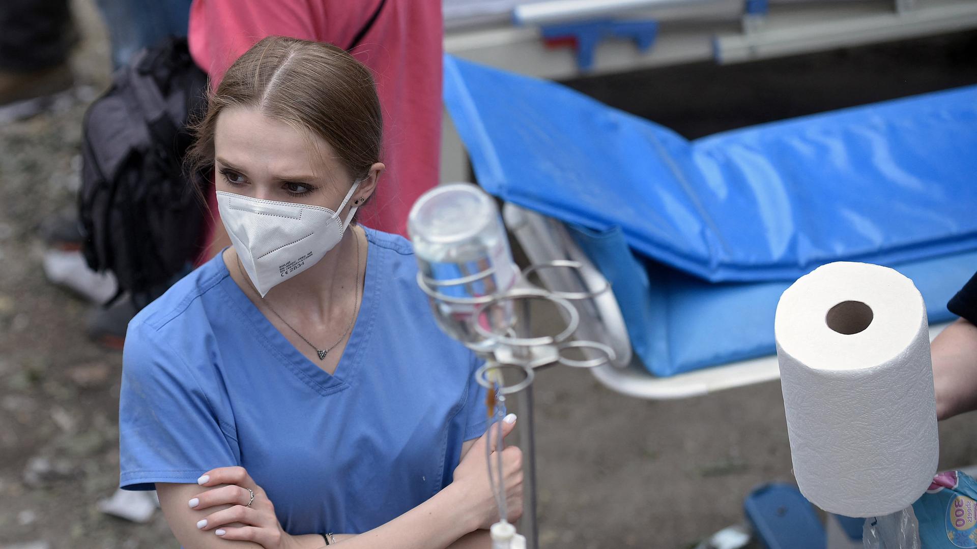 Ein medizinischer Betreuer mit einem Beatmungsgerät ist während einer Rettungsaktion im Ohmatdyt National Specialized Childrens Hospital in Kiew abgebildet, das von einem strategischen Marschflugkörper Kh-101 aus Russland angegriffen wurde am 8. Juli 2024. Im Ohmatdyt-Krankenhaus wurden zwei Erwachsene, darunter ein Arzt, getötet und mindestens 10 Menschen verletzt. 