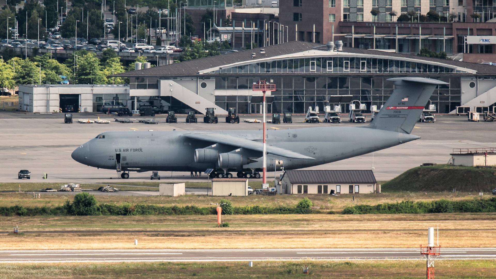 Eine Lockheed C-5B Galaxy der US Air Force steht auf dem Rollfeld der Ramstein Air Base