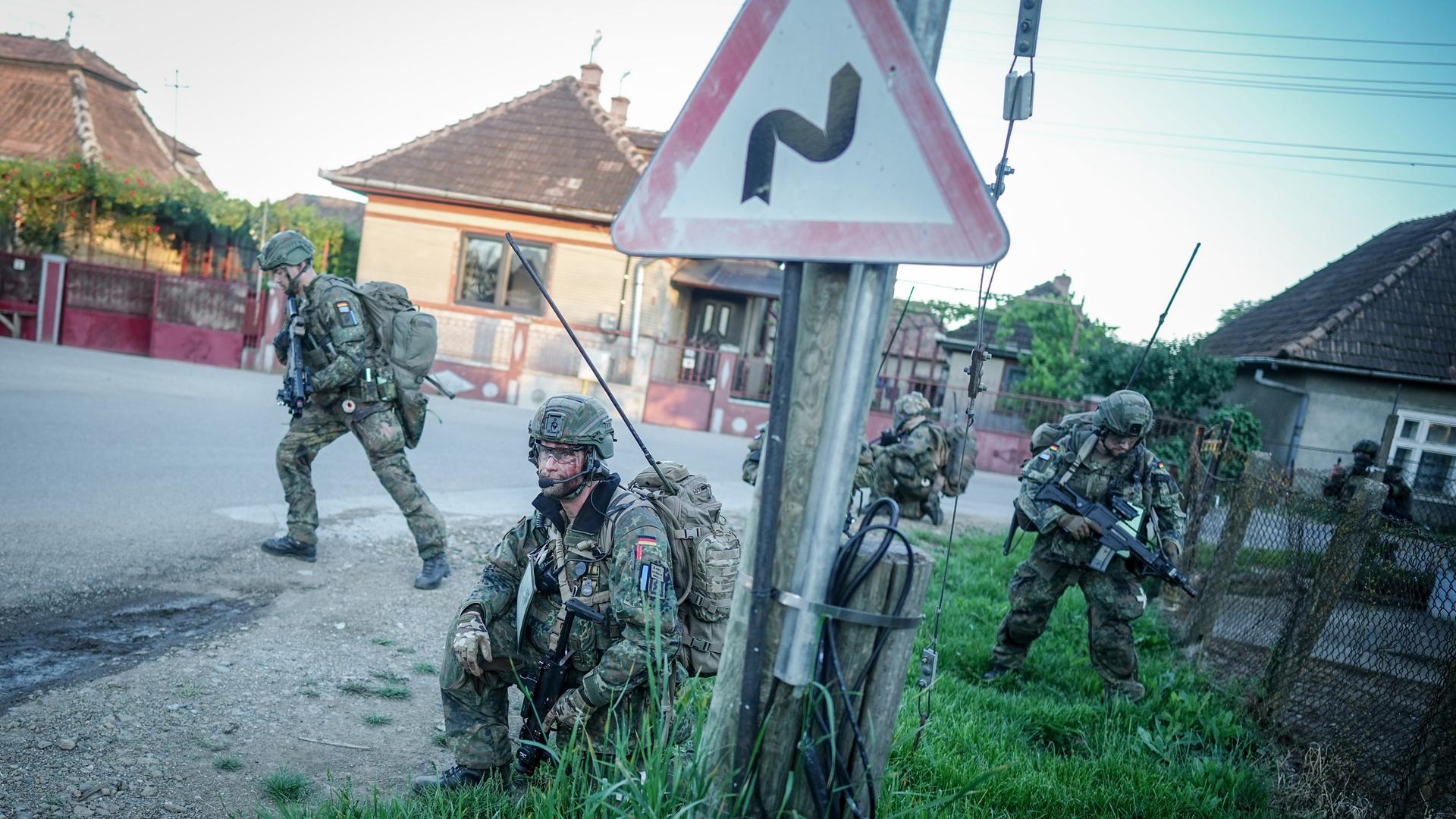 Fallschirmjäger der Bundeswehr nehmen nach der Landung bei einer Nato-Übung ihre Stellung ein. Nato-Verbündete üben hier die schnelle militärische Reaktion mit Fallschirmjägern aus Deutschland und anderen Nato-Staaten.