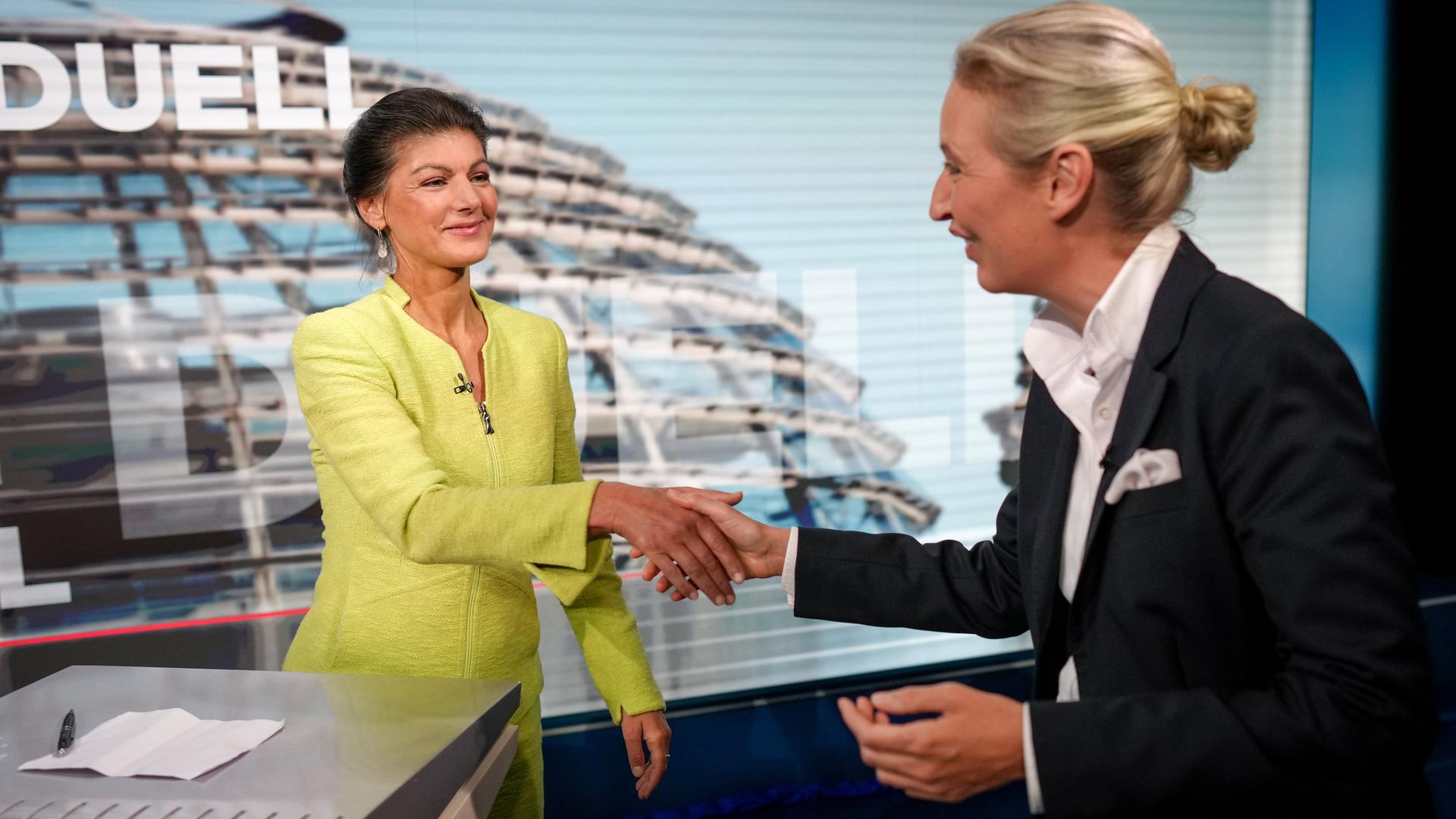 AfD-Chefin Alice Weidel und BSW-Gründerin Sahra Wagenknecht reichen sich in einem TV-Studio die Hände