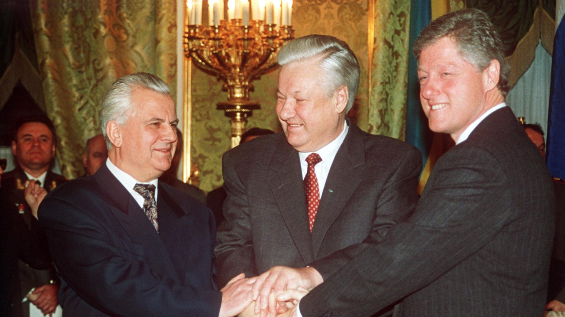 US-Präsident Bill Clinton, der russische Präsident Boris Jelzin und der ukrainische Präsident Leonid Krawtschuk vereinbarten die Abrüstung aller ehemals sowjetischen Atomwaffen in der Ukraine.