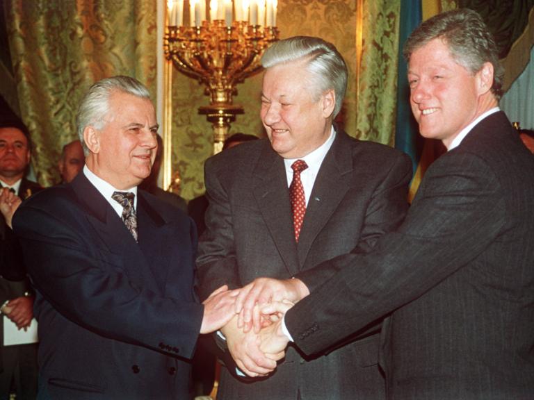 US-Präsident Bill Clinton, der russische Präsident Boris Jelzin und der ukrainische Präsident Leonid Krawtschuk vereinbarten die Abrüstung aller ehemals sowjetischen Atomwaffen in der Ukraine.