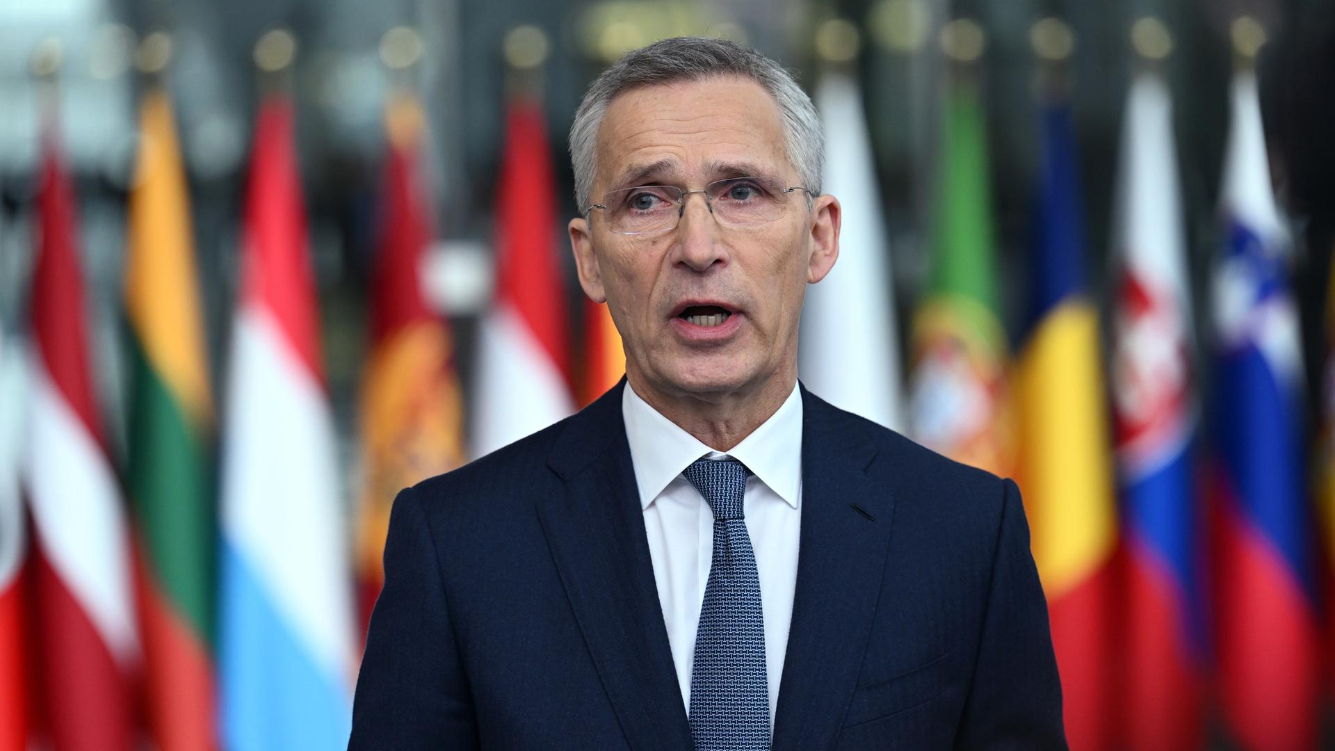 Nato-Generalsekretär Jens Stoltenberg vor den Fahnen der Mitgliedsstaaten der Allianz. 