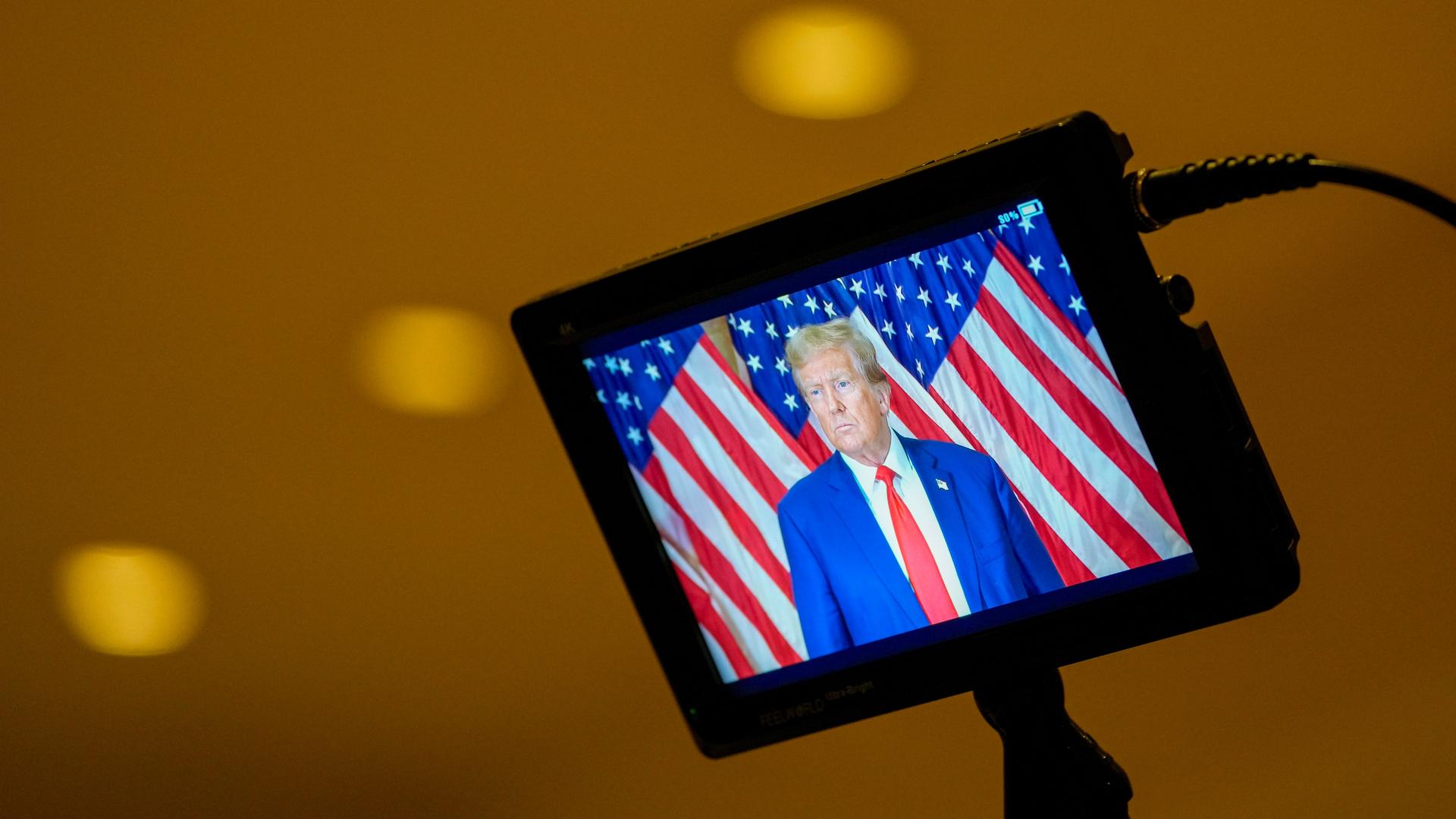 Donald Trump ist auf dem Monitor einer Videokamera zu sehen, als er während einer Pressekonferenz spricht.