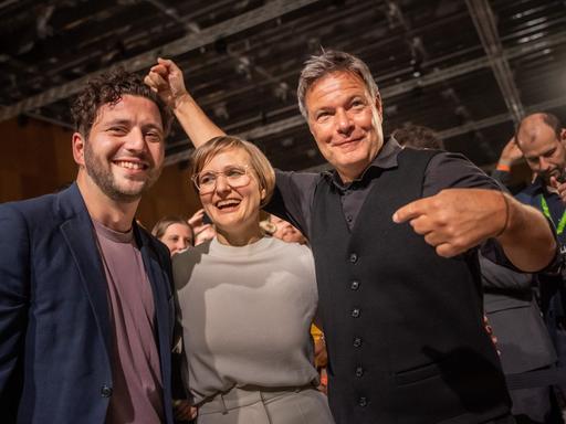 Franziska Brantner, neue Bundesvorsitzende von Bündnis90/Die Grünen, jubelt nach der Wahl neben Felix Banaszak, neuer Co-Bundesvorsitzender von Bündnis90/Die Grünen, bei der Bundesdelegiertenkonferenz der Grünen mit Robert Habeck.