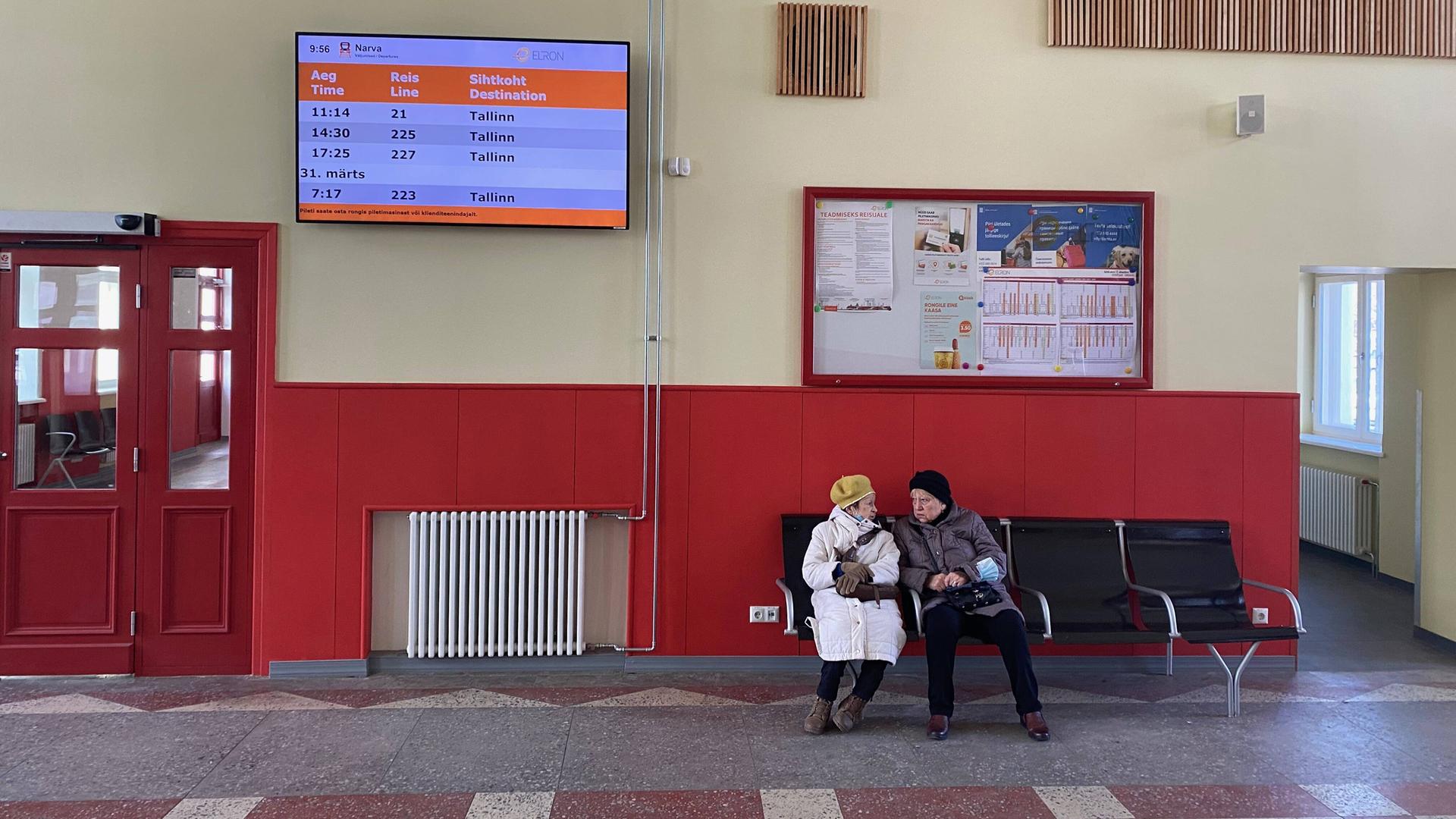 Zwei ältere Damen sitzen am Bahnhof Narva auf einer Bank, am Grenzübergang zwischen Estland und Russland.