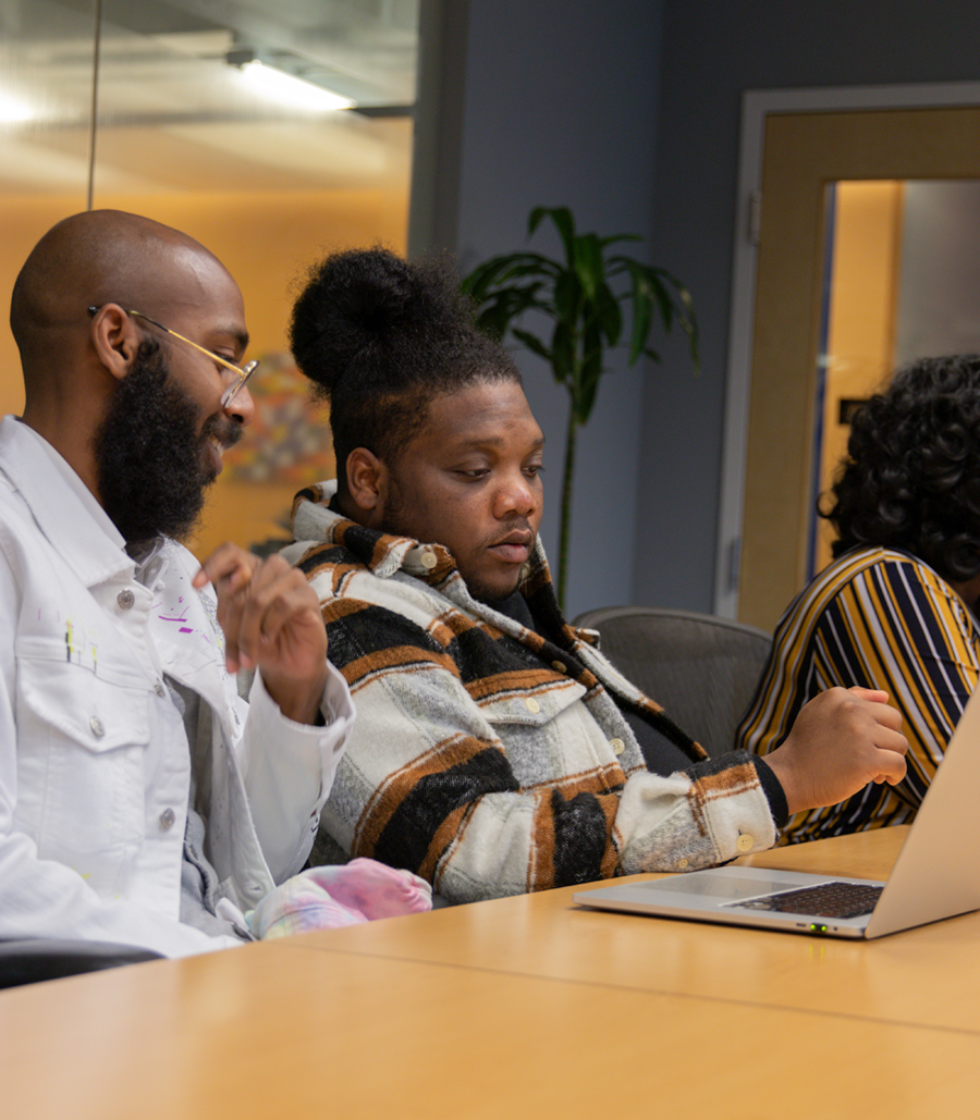 two rc alumni looking at laptop