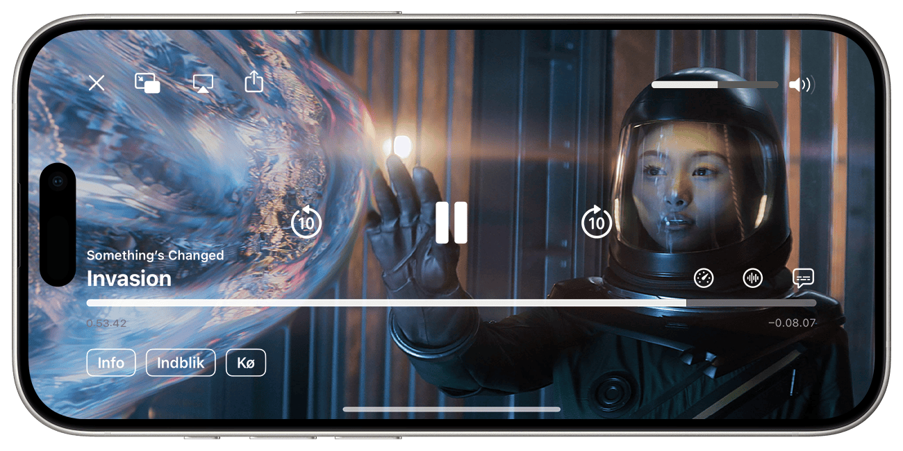 På en iPhone er Apple TV-appen sat på pause, og kontrollerne vises. Afsnittet er Something's Changed from Invasion. Nederst til højre er knappen Sprog for undertekster og lydknappen over statuslinjen.