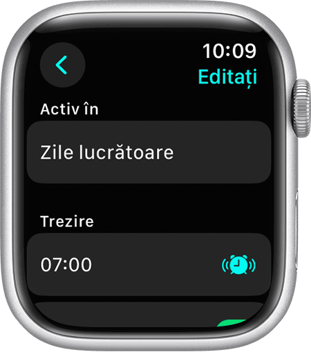 Un Apple Watch care afișează opțiunile pentru ajustarea opțiunilor Activ în și Trezire pentru un program de somn.