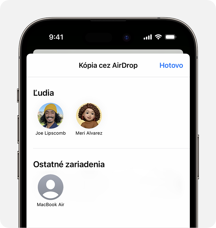 Obrazovka Kópia cez AirDrop na iPhone s ľuďmi a zariadeniami, ktoré môžete vybrať.