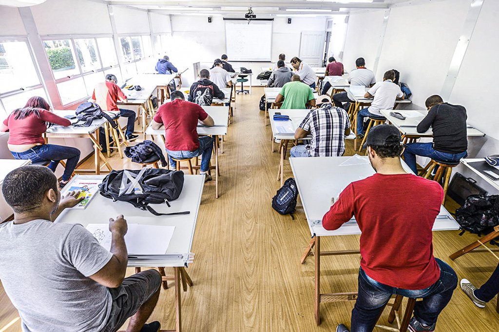 Educação é a chave: inglês e faculdade de elite não são questão de competência, e sim oportunidade