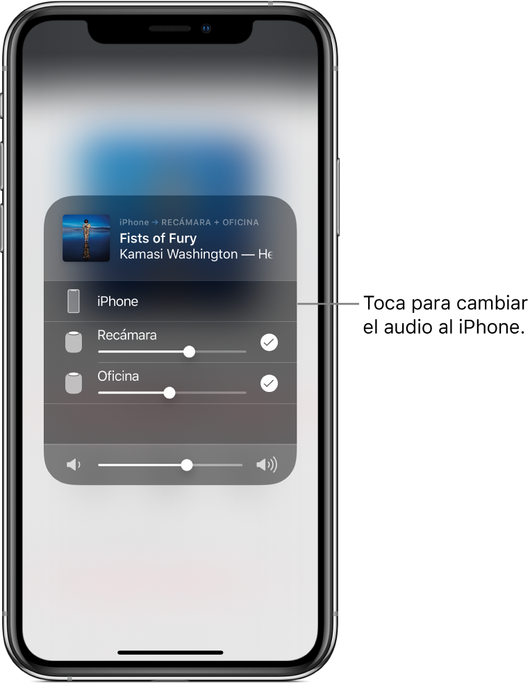 Una ventana de AirPlay abierta mostrando el título de una canción y el nombre del artista en la parte superior, con un regulador de volumen en la parte inferior. Las bocinas de la recámara y la oficina están seleccionadas. Un texto señala al iPhone y dice "Toca para cambiar el audio al iPhone".