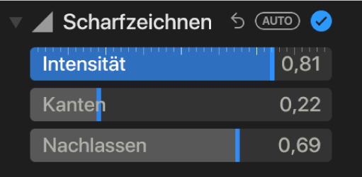 Die Steuerungen „Scharfzeichnen“ im Bereich „Anpassen“ mit den Reglern für „Intensität“, „Kanten“ und „Nachlassen“.