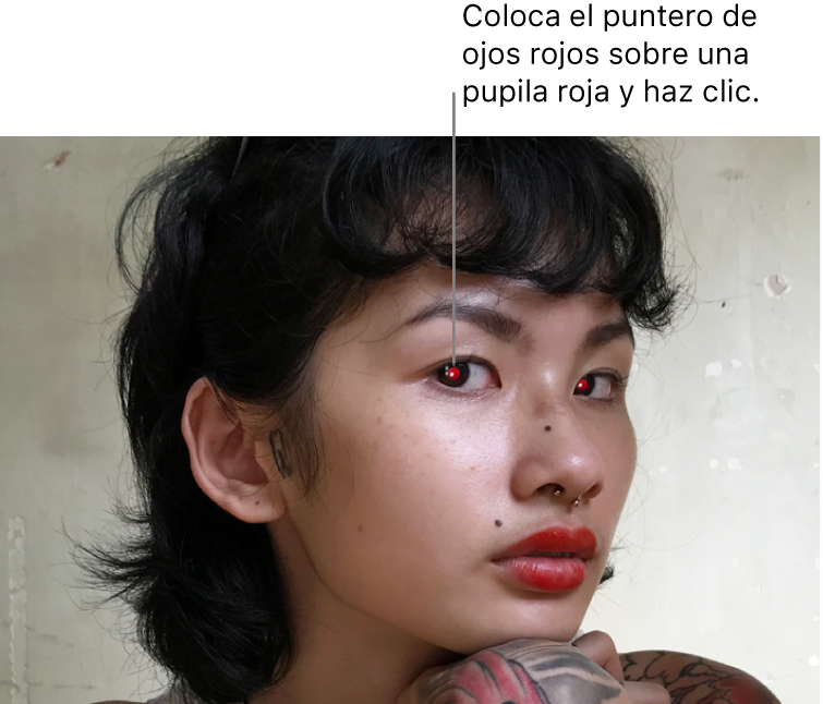 Una persona con ojos rojos.