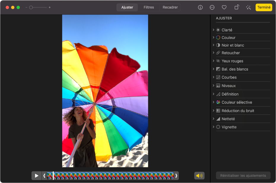 Un clip vidéo en mode édition avec un curseur présentant les images de la vidéo. Le bouton Haut-parleur et le bouton Lire sont à gauche du curseur. À droite se trouve la sous-fenêtre Ajuster avec des options d’ajustement.