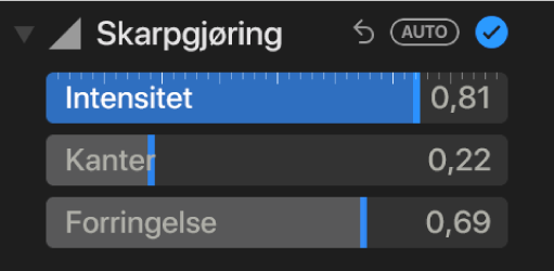 Skarpgjøring-kontroller i Juster-panelet, som viser skyveknappene for Intensitet, Kanter og Forringelse.