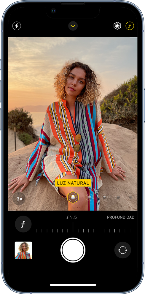 La pantalla de la app Cámara en el modo Retrato. El botón Ajuste de profundidad que está en la esquina superior derecha de la pantalla está seleccionado. En el visor, hay un cuadro que muestra que la opción Iluminación de retrato está establecida como Luz natural, y hay un regulador que se puede arrastrar para cambiar la iluminación. Debajo del visor de la cámara se encuentra un regulador para ajustar el control de la profundidad.