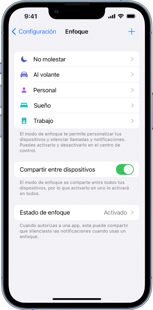 Pantalla mostrando cinco opciones de enfoque proporcionadas: No molestar, Al volante, Personal, Sueño y Trabajo. La opción Compartir en todos los dispositivos está activada, que te permite usar la misma configuración de Enfoque en todos tus dispositivos Apple.