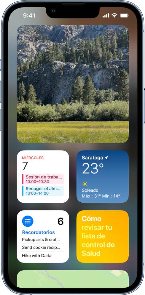 Se muestran widgets en la galería de widgets del iPhone, incluyendo los widgets de Fotos, Calendario y Clima.