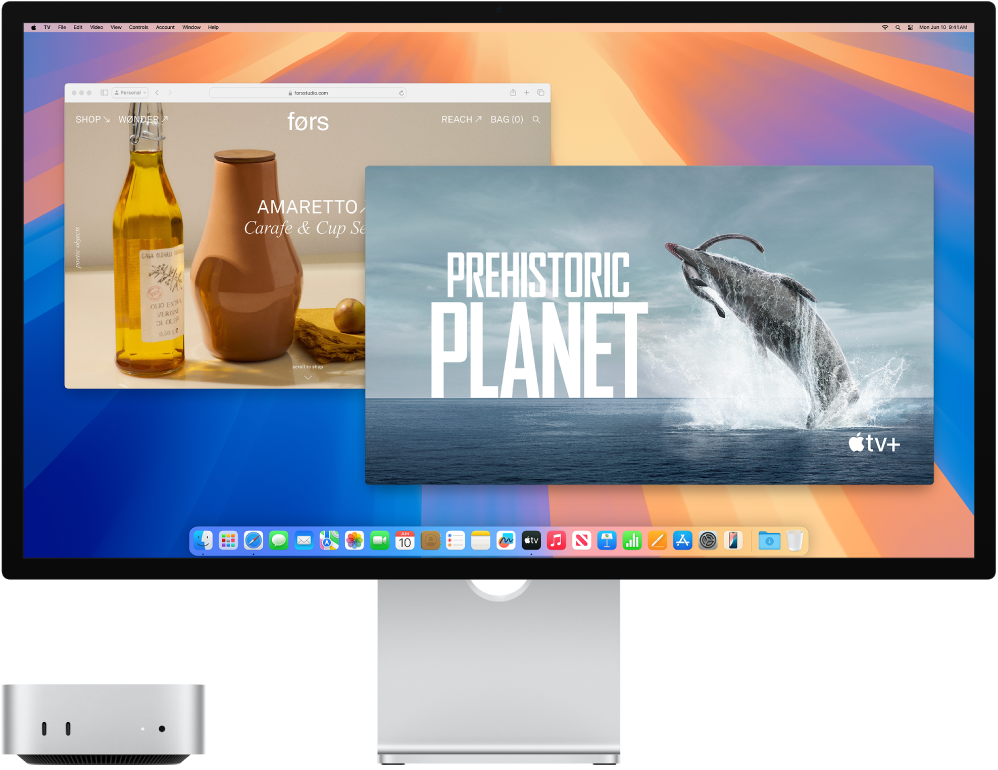 Un Mac mini al costat d’una pantalla Studio Display d’Apple.