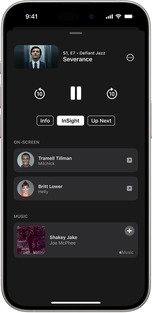 Skærmen Indblik i Apple TV-appen, der viser skuespillerne og musikken, der afspilles i udsendelsen ovenfor.