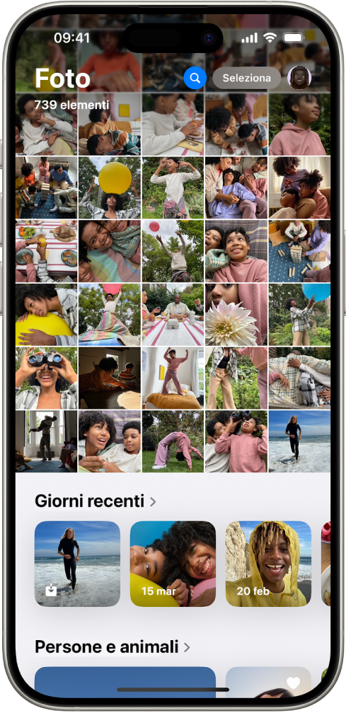 L’app Foto che mostra la griglia di foto nella libreria. Nella parte inferiore dello schermo sono presenti le sezioni “Giorni recenti” e “Persone e animali”.