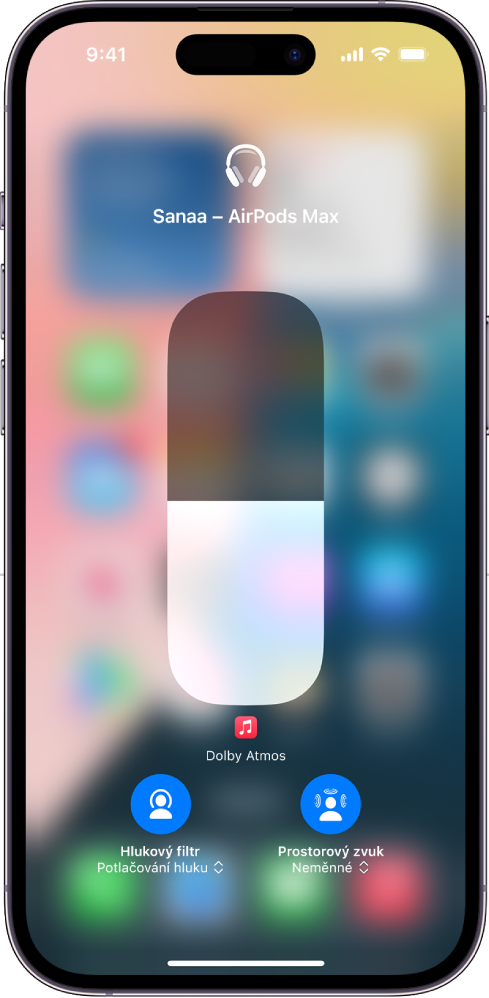 Obrazovka hlasitosti v Ovládacím centru se zobrazenou úrovní hlasitosti AirPodů Max. Pod indikátorem hlasitosti na levé straně se nachází ikona Hlukový filtr / Potlačování hluku, která signalizuje, že je hlukový filtr zapnutý. Napravo je umístěná ikona Prostorový zvuk / Sledování hlavy, informující o zapnutí prostorového zvuku a sledování hlavy.