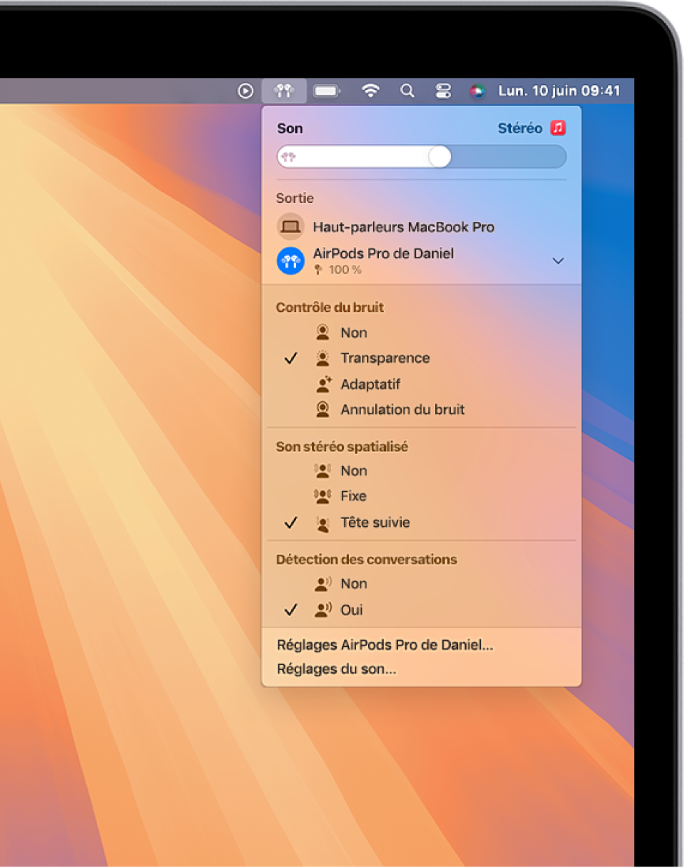 L’écran d’un MacBook Pro qui affiche une chanson en cours de lecture dans l’app Musique. Dans la barre des menus, l’icône des AirPods est sélectionnée et un menu affiche les AirPods; l’annulation du bruit et l’audio spatial avec suivi de la tête sont activés.