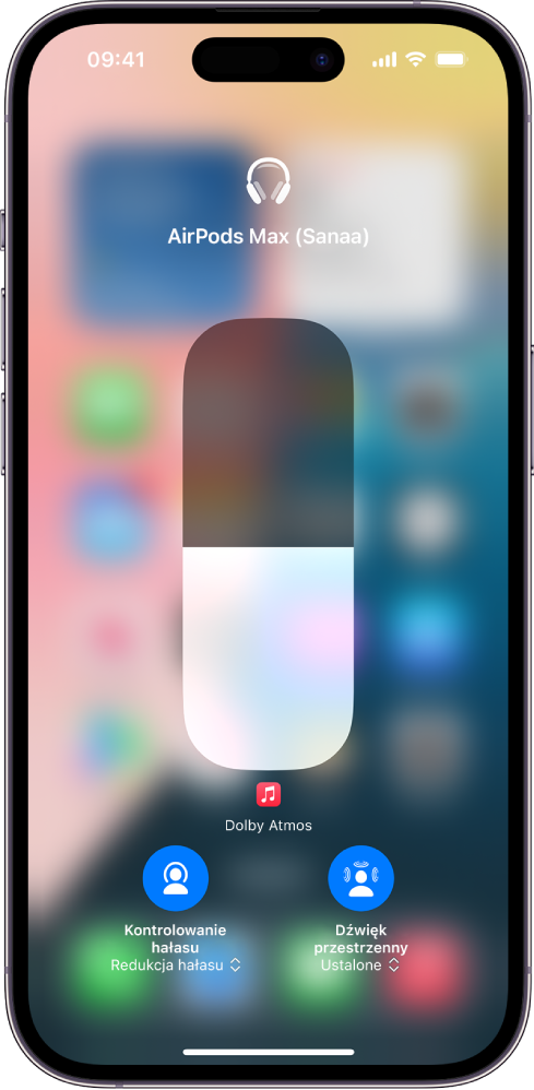 Ekran głośności w centrum sterowania, wyświetlający poziom głośności słuchawek AirPods Max. Poniżej wskaźnika głośności widocznego po lewej znajduje się ikona Kontrolowanie hałasu/Redukcja hałasu, która oznacza, że włączone jest kontrolowanie hałasu. Po prawej znajduje się ikona Dźwięk przestrzenny/Śledzenie głowy, wskazujące, że funkcje dźwięk przestrzenny oraz śledzenie głowy są włączone.