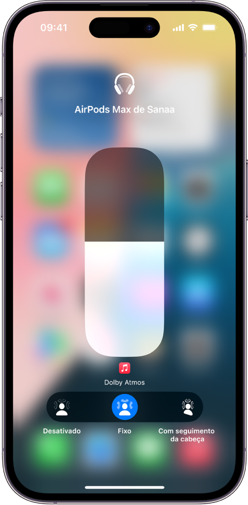 O ecrã de volume na central de controlo mostra o nível de volume para os AirPods Max. Por baixo do indicador de volume, as opções de áudio espacial são apresentadas. As opções são “Desativar”, “Fixo” e “Seguimento dos movimentos da cabeça”.